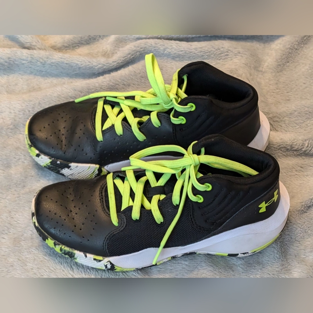 Under Armour Jet 21 boys Sz:4.5